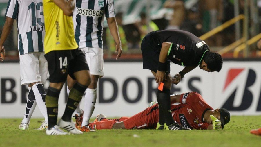 Зімітувати клінічну смерть: у мережі згадали найбільш курйозне видалення в історії футболу