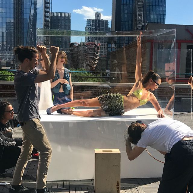 Белла Хадід знялася за склом - фото 272445