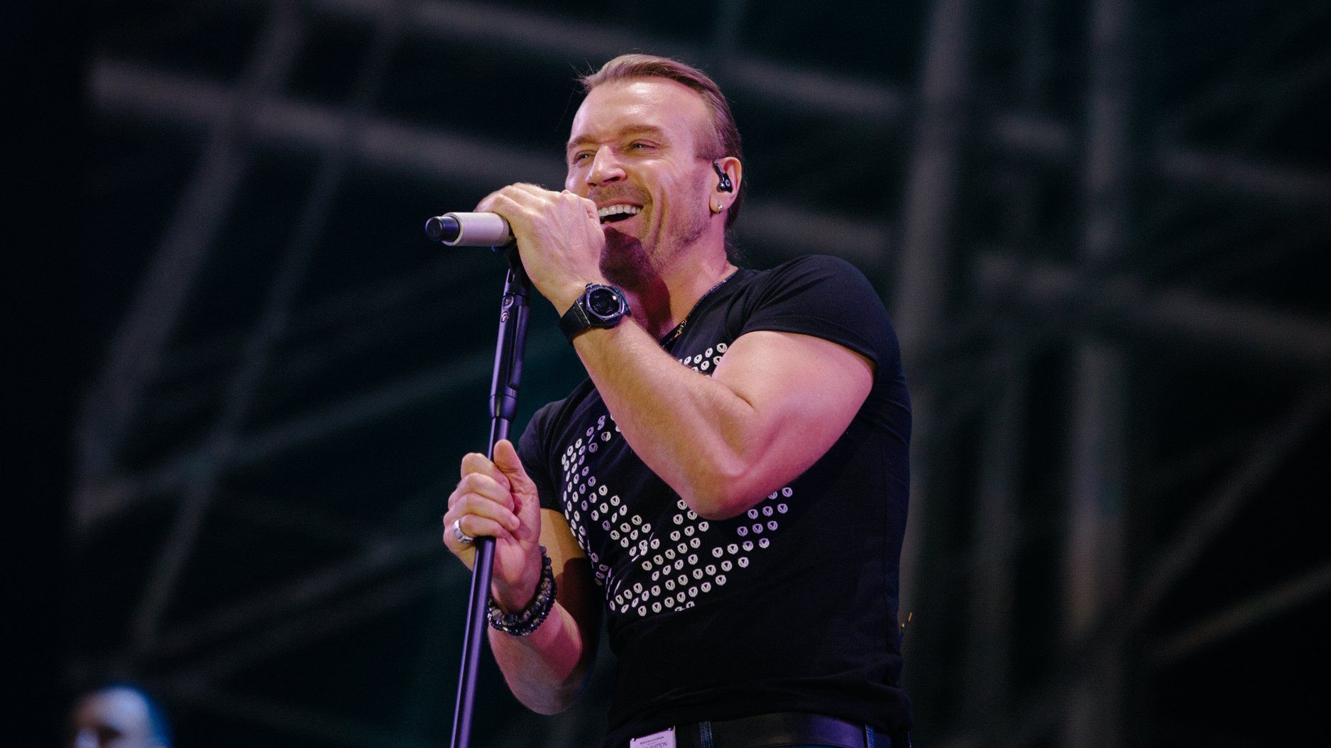 На чорно-білій фотографії маленький Олег Винник позує в білій сорочці - фото 1