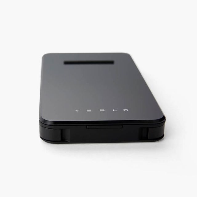 Powerbank від Tesla з безпровідною зарядкою Qi - фото 273012