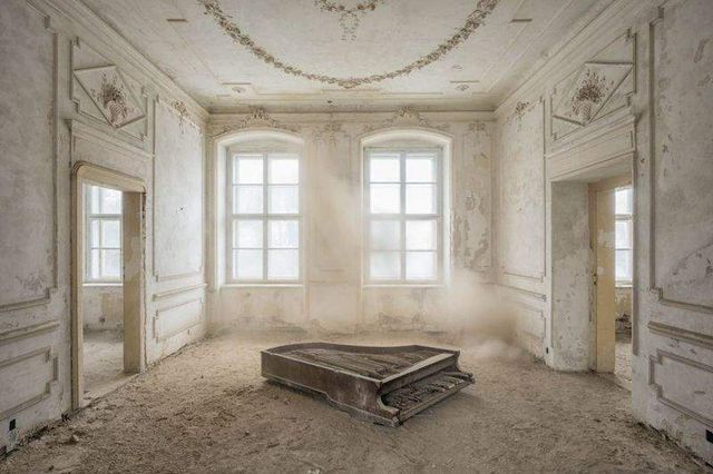 Занедбані фортепіано і роялі у загадкових знімках - фото 268195