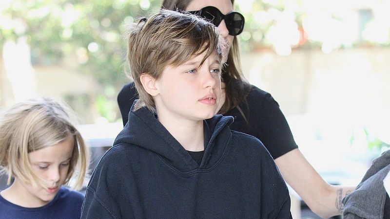 Донька Джолі і Пітта гуляє по місту з пилою: фотофакт