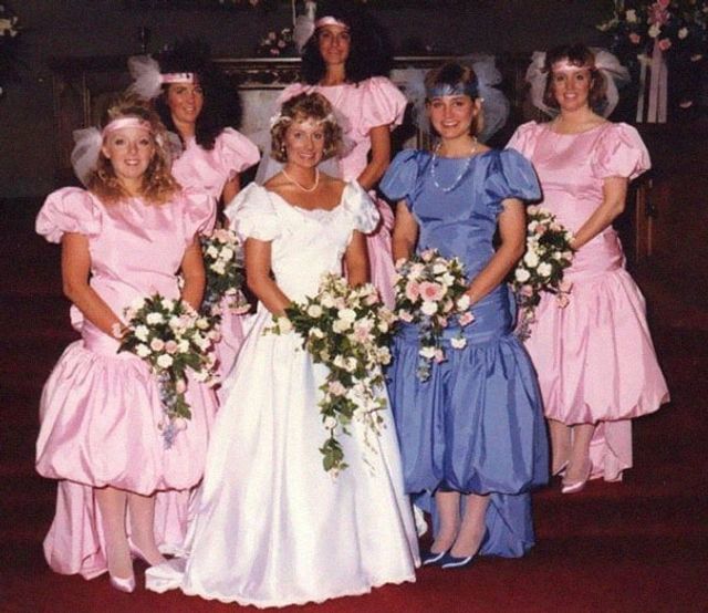 Ці сукні подруг нареченої колись були у тренді - фото 267810