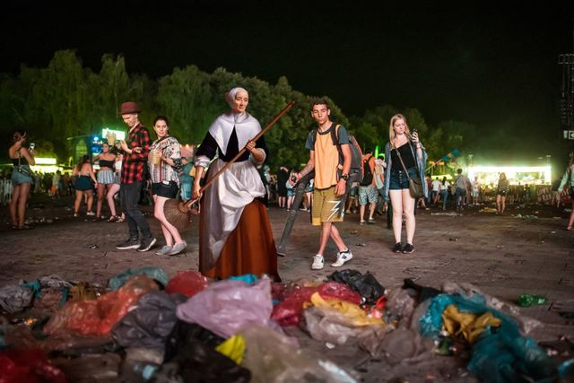 Персонажі знаменитих картин на сучасному фестивалі - фото 271629