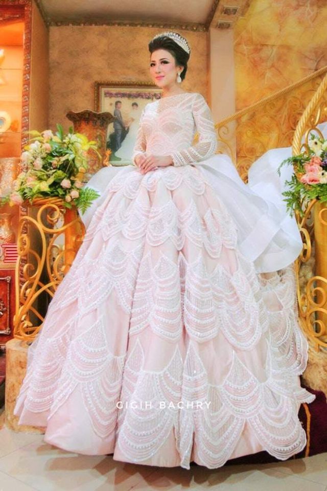 Дівчина здивувала весь світ своєю весільною сукнею - фото 273146