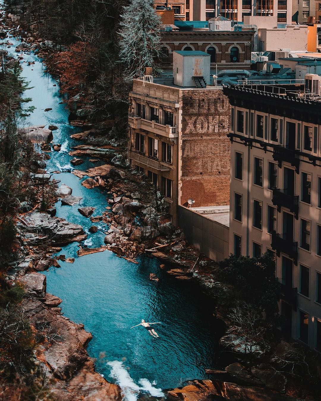 Світ на межі з реальністю у роботах Текіна Тюре - фото 1