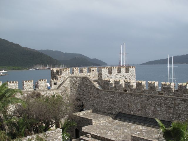 Вам просто необхідно піднятися до стін цієї фортеці - фото 269796