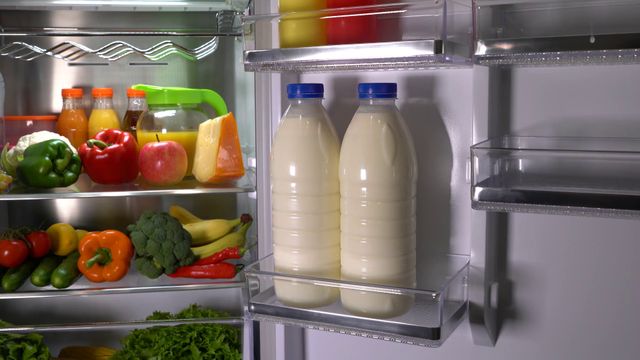 Молочні продукти не варто зберігати на поличках дверцят - фото 268231