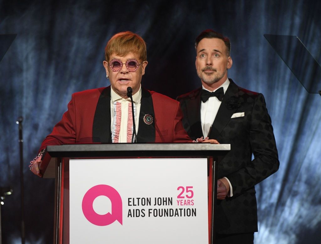 Дивіться, як Елтон Джон читає реп: кумедне відео