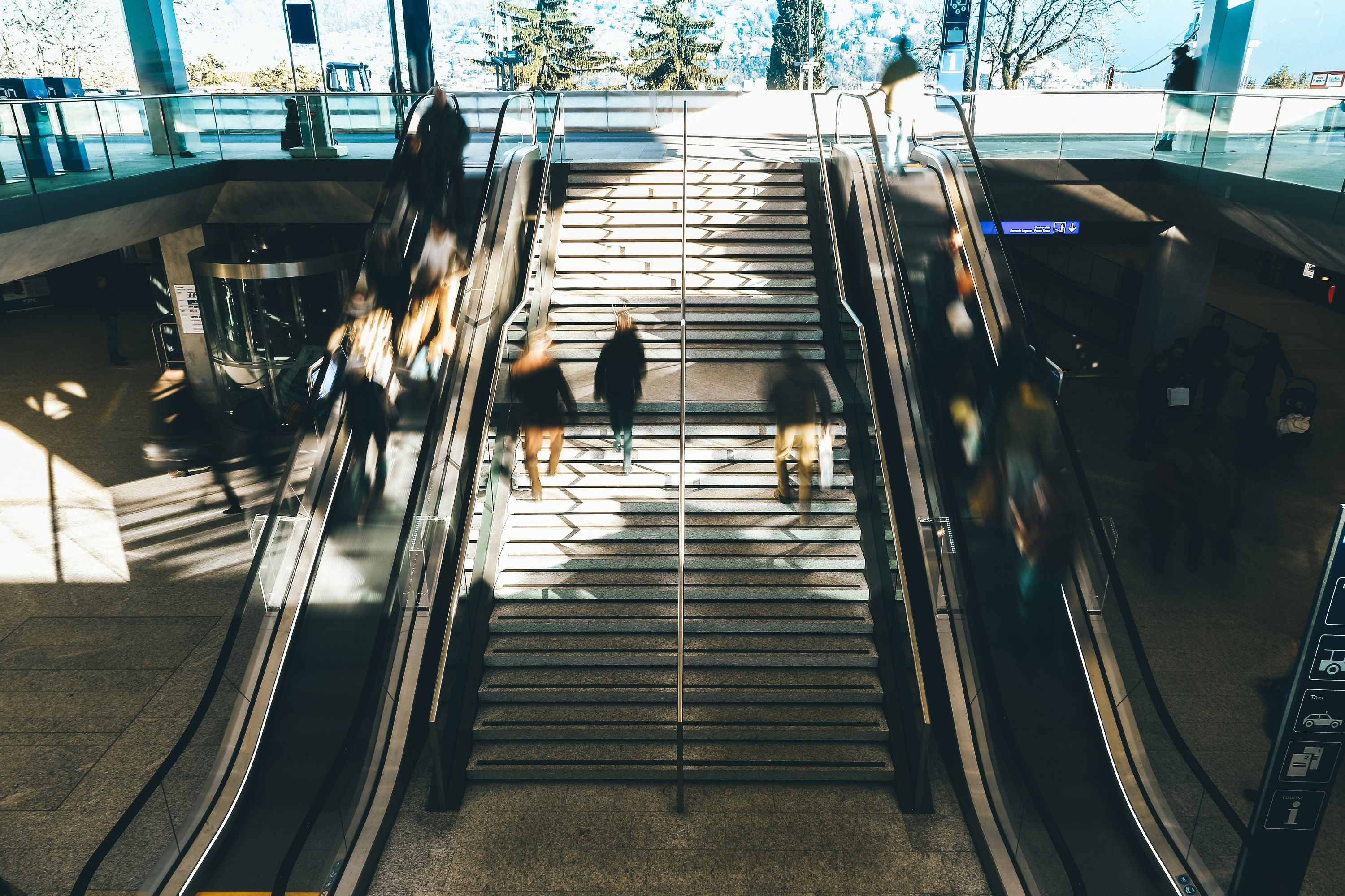 Пранкер кумедно потролив пасажирів в аеропорту Лос-Анджелеса: фотофакт