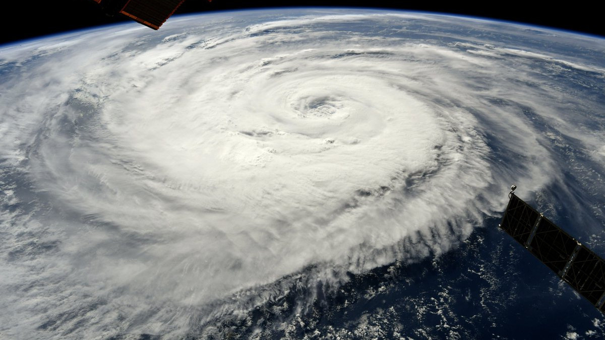 Астронавт показав моторошний тайфун на Землі - фото 1