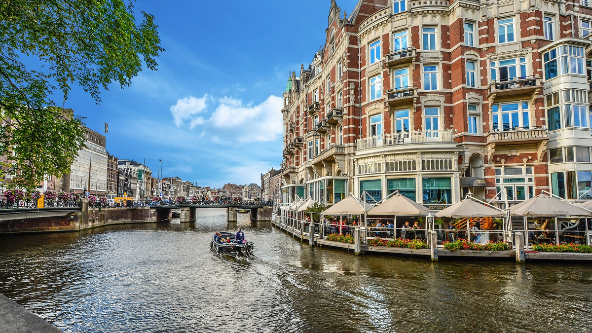 Туристи зможуть допомогти чистити канали в Амстердамі - фото 1