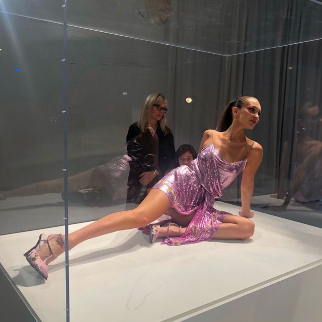 Белла Хадід знялася за склом - фото 272440