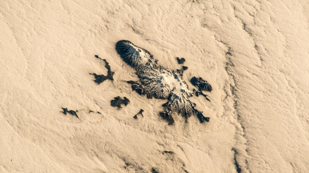 Вуликани Курильських островів з борту МКС - фото 1