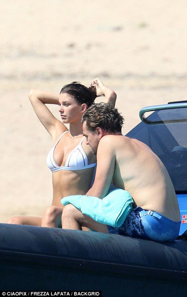 Голлівудський актор Леонардо Ді Капріо відпочиває зі своєю розкішною подругою- фото 269433