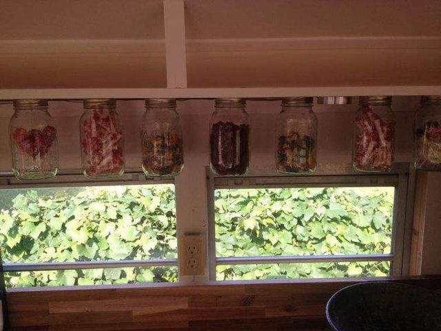 Старий автобус перетворили на чудове житло на колесах- фото 270665