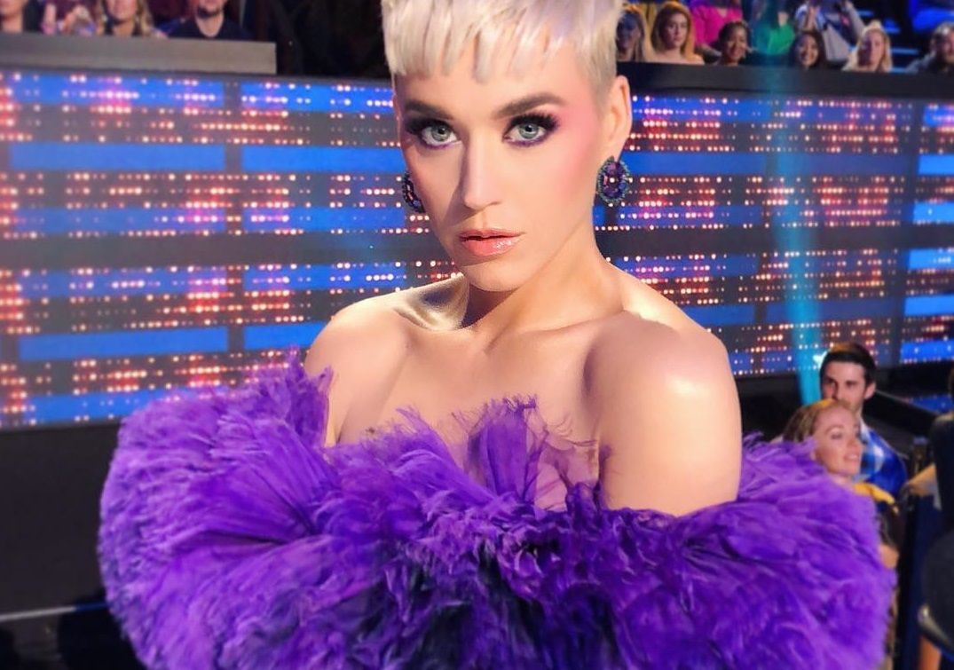 Попелюшка: Кеті Перрі похизувалась стрункими ногами