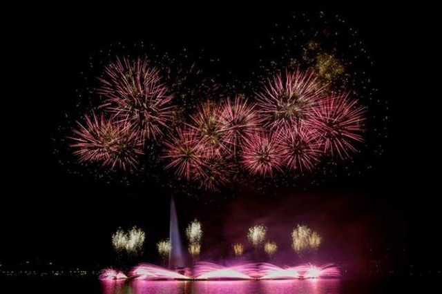 У Швейцарії пройшов фестиваль феєрверків: видовищні знімки- фото 270106