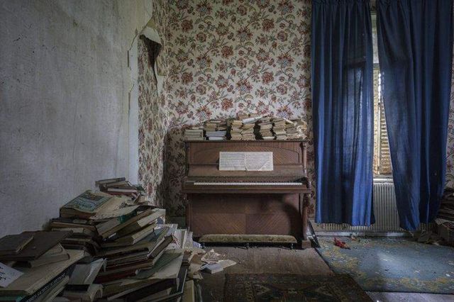 Занедбані фортепіано і роялі у загадкових знімках - фото 268192