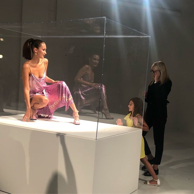 Белла Хадід знялася за склом - фото 272444