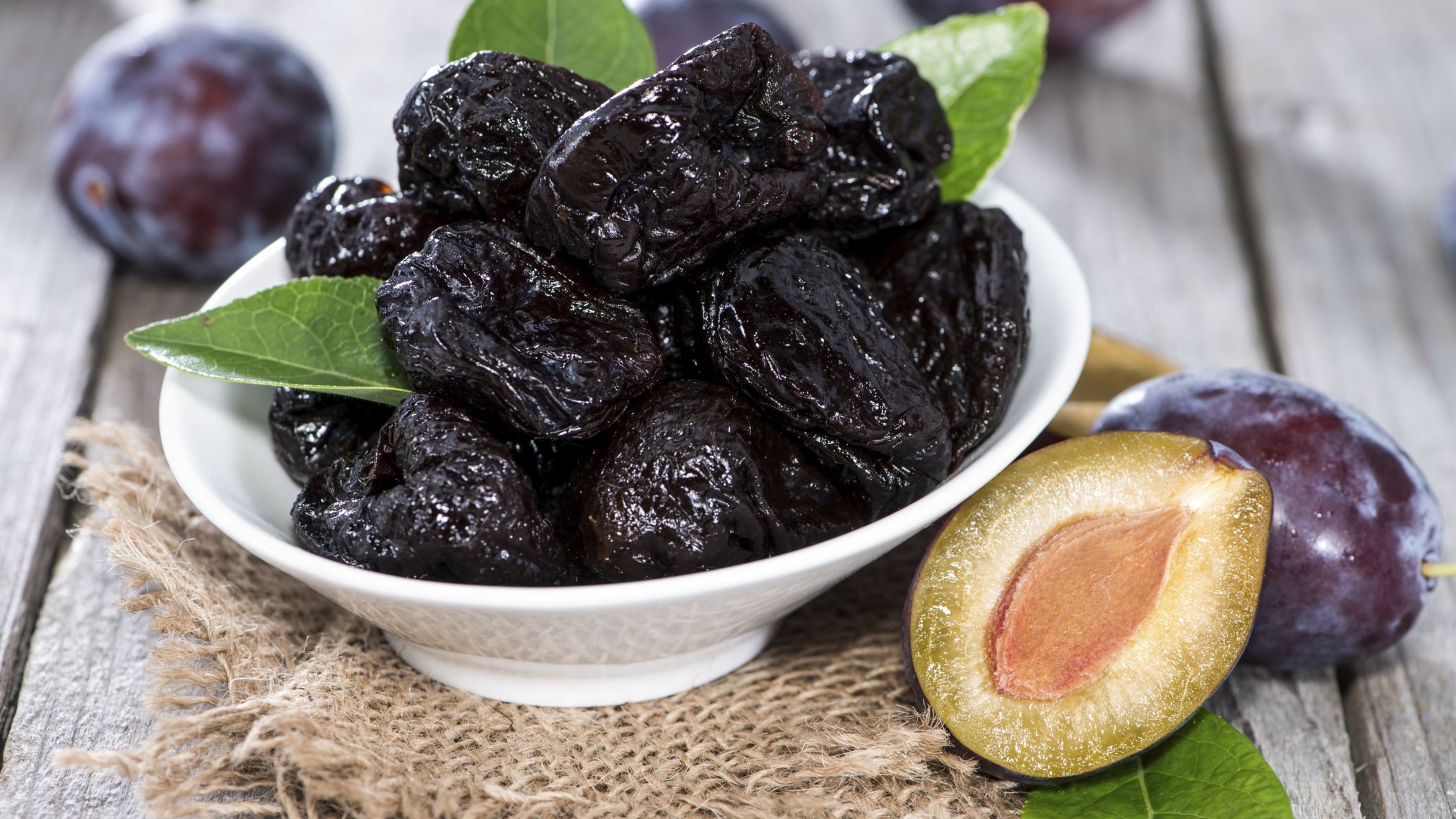 Чому жінкам корисно їсти чорнослив