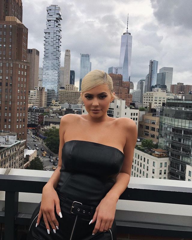 instagram.com/kyliejenner - фото 271353