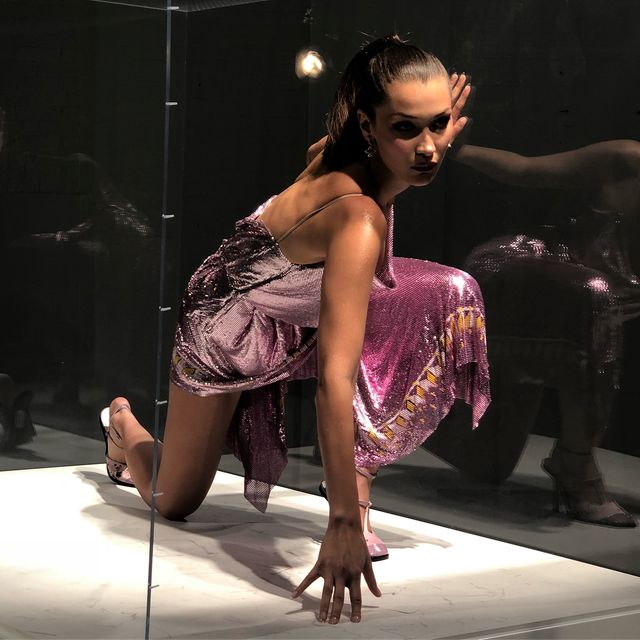 Белла Хадід знялася за склом - фото 272439