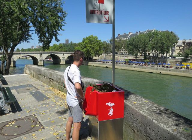 Публічні пісуари обурили французів - фото 270181