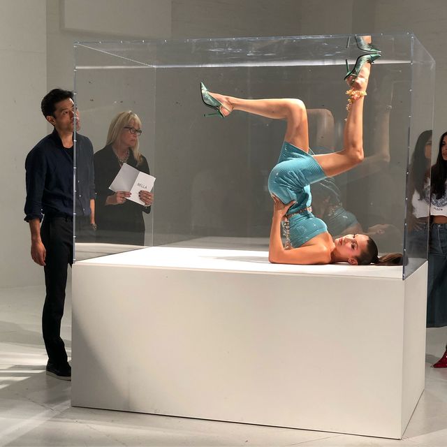 Белла Хадід знялася за склом - фото 272442