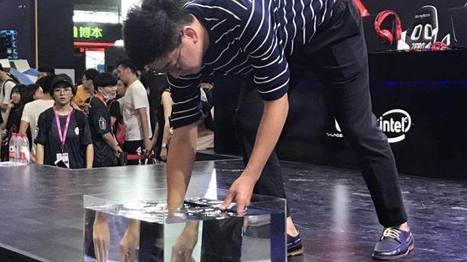 Презентовано перший в світі повністю водонепроникний ноутбук