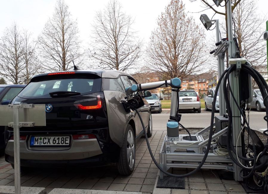 Австрійці створили роботизовану зарядну станцію