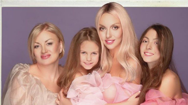 Полякова зворушливо привітала маму з ювілеєм