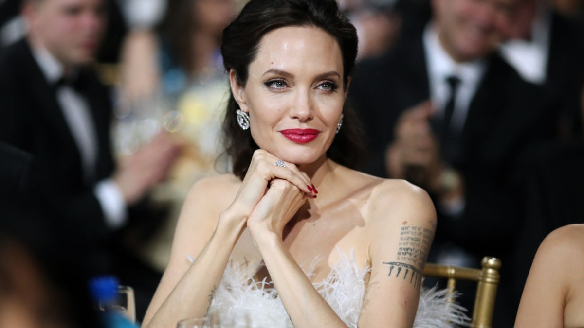 Анджеліна Джолі вважає, що жінки завжди брали на себе багато ролей - фото 1