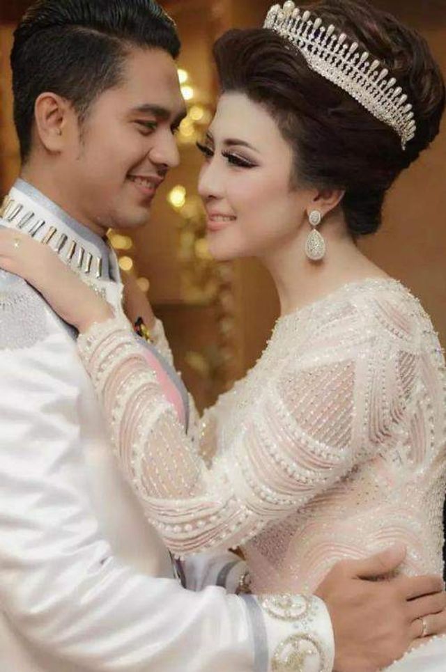 Дівчина здивувала весь світ своєю весільною сукнею- фото 273149