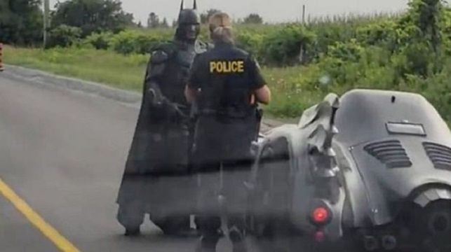 Бетмен на бетмобілі - фото 1