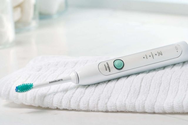 Щітка Philips, яка турботливо відбілюватиме зуби - фото 269602