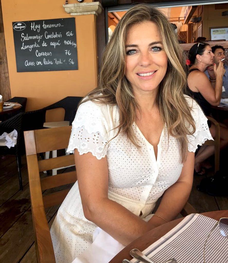 Елізабет Херлі похизувалась формами - фото 1