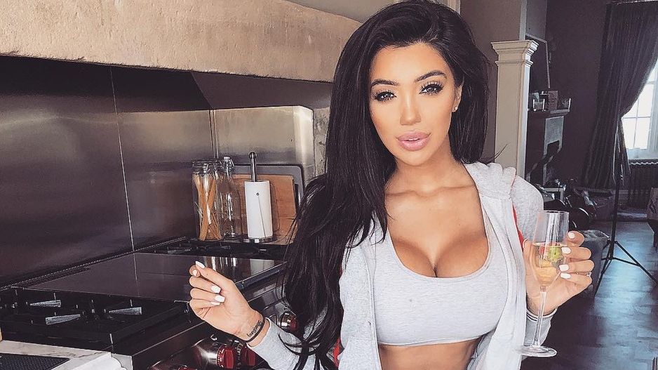 Зірка Playboy Хлоя Кхан одягла спокусливий купальник