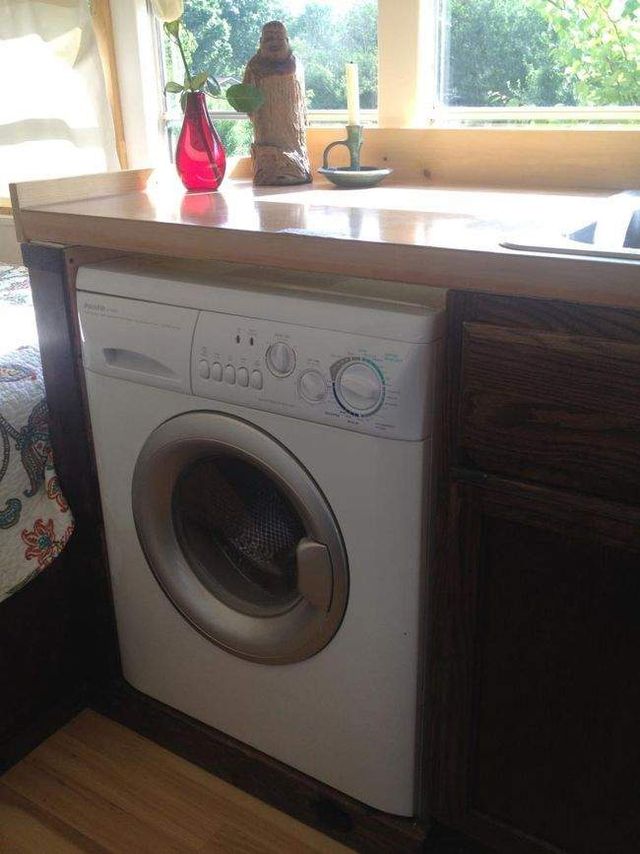 Старий автобус перетворили на чудове житло на колесах- фото 270669