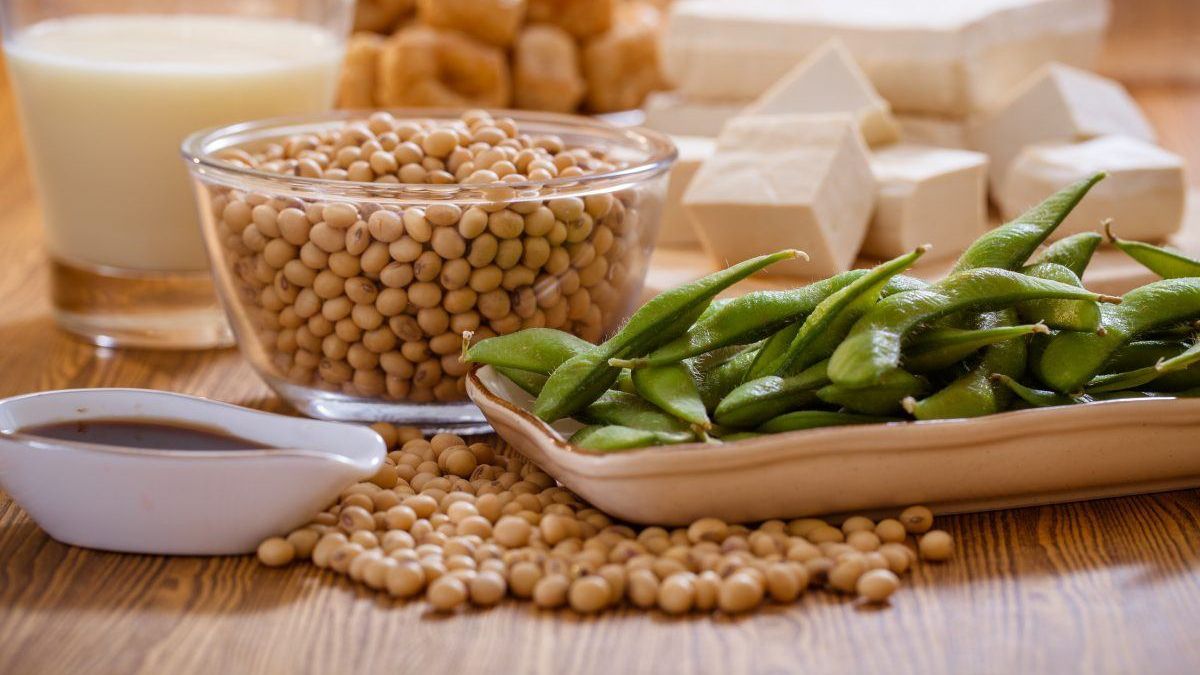 Включення у раціон сої дозволить жінкам зміцнити кістки - фото 1