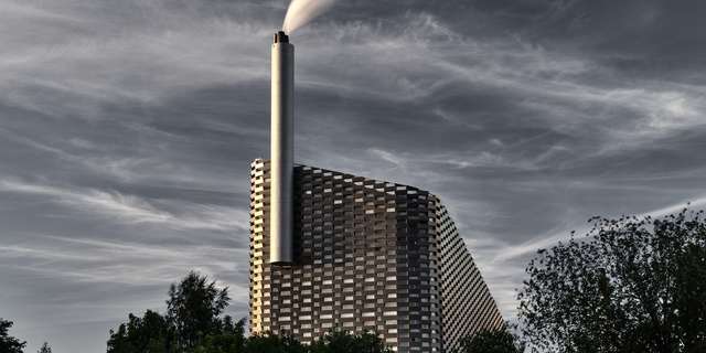 На даху електростанції в Копенгагені відкриють лижну трасу - фото 268759