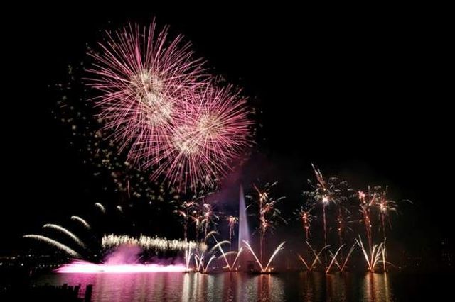 У Швейцарії пройшов фестиваль феєрверків: видовищні знімки- фото 270110