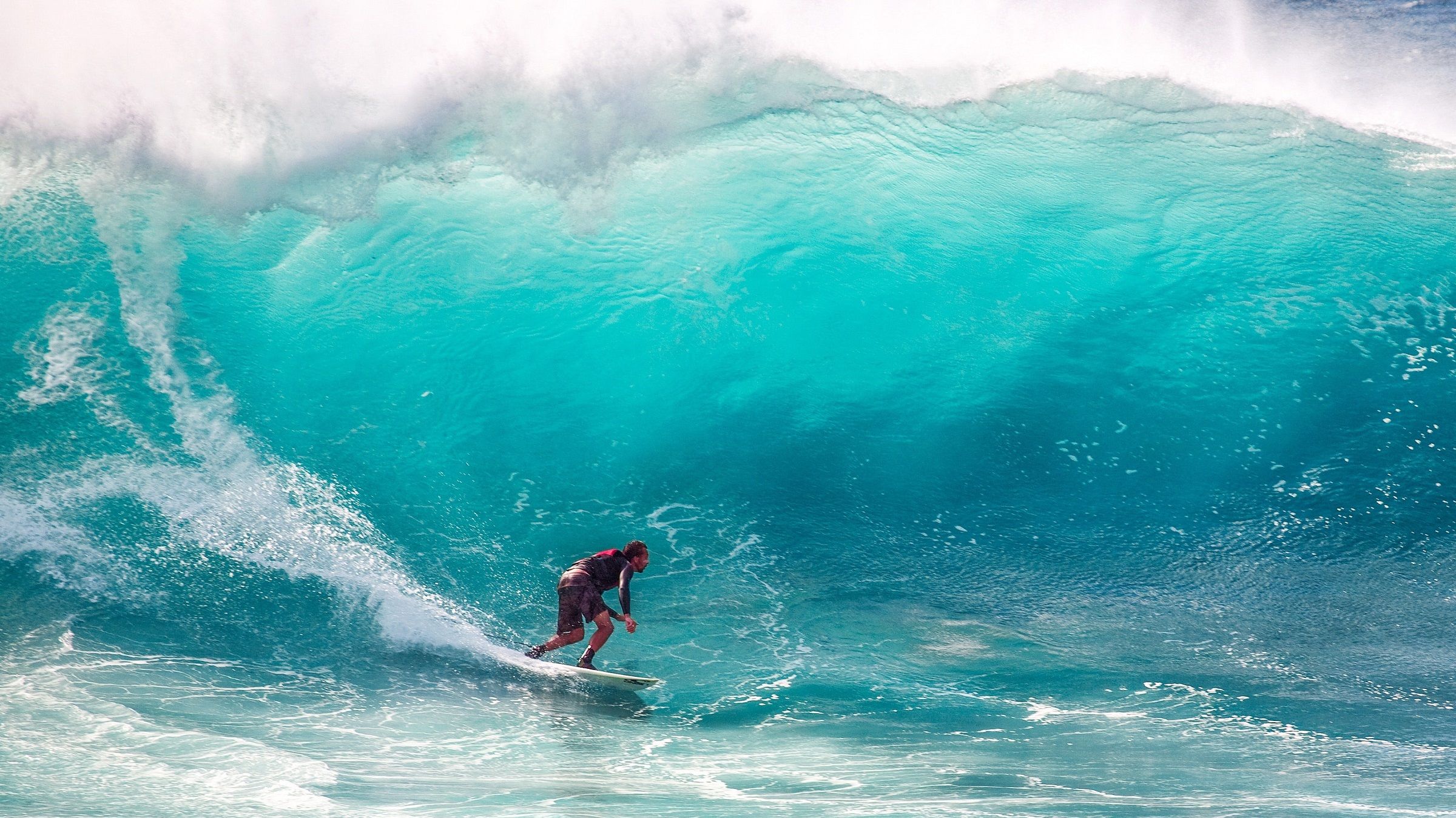 Чоловік підкорив величезну хвилю на надувному матраці: курйозне відео