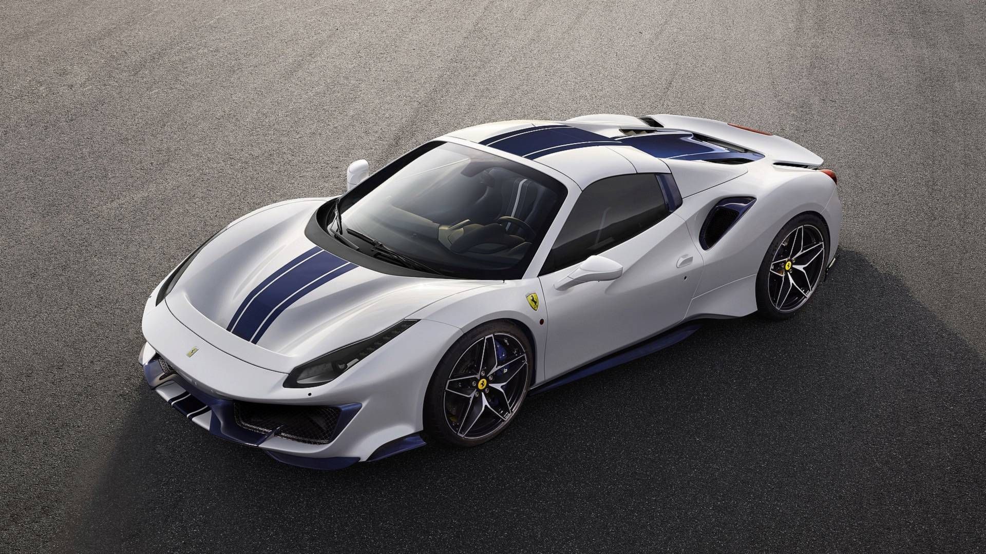 Ferrari 488 Pista Spider  розганяється до 340 кілометрів на годину - фото 1