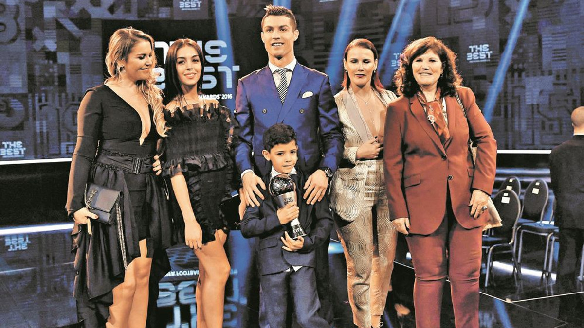На картині поряд з футболістом зображені члени його сім'ї - фото 1