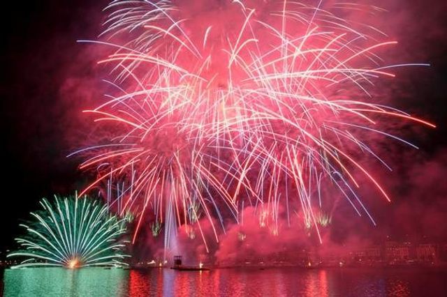 У Швейцарії пройшов фестиваль феєрверків: видовищні знімки- фото 270108