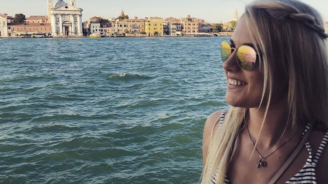 Ольга Харлан показала спокусливе фото в купальнику з незвичного ракурсу