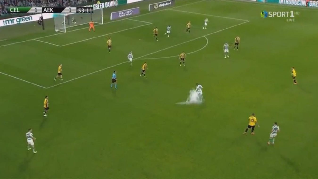 Футболіст влаштував на полі пінну вечірку: кумедне відео