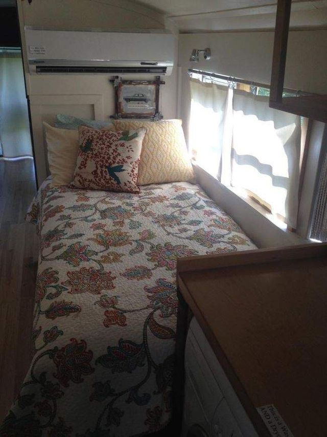 Старий автобус перетворили на чудове житло на колесах- фото 270668