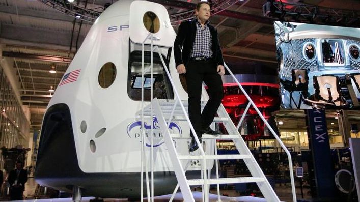 Космічний корабель Маска Dragon-2 показали без обшивки